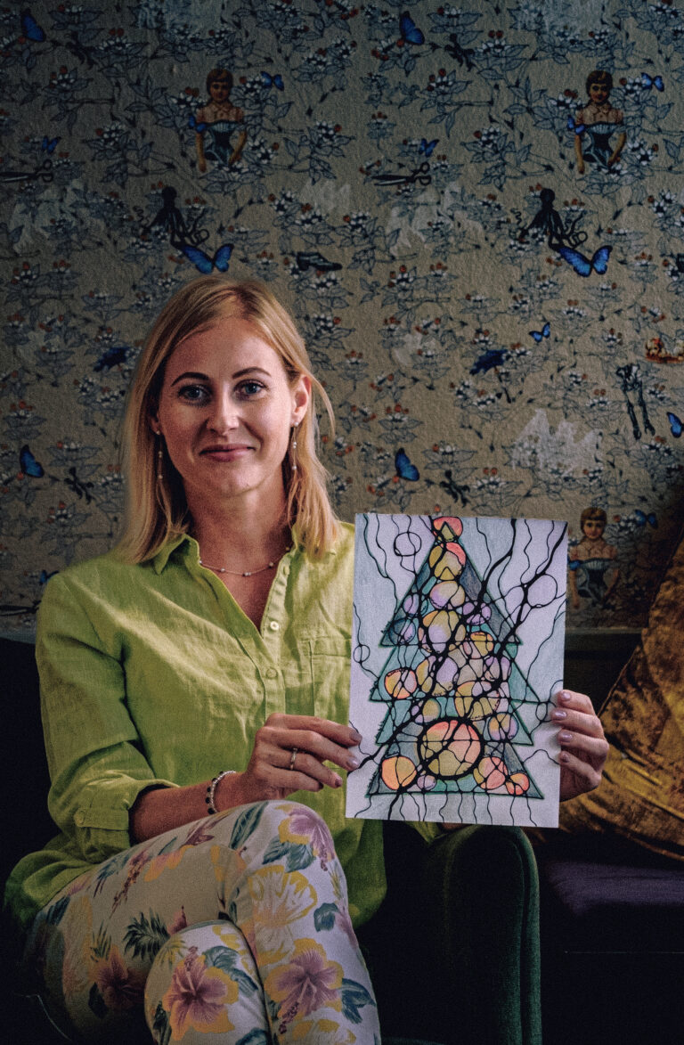 Neurocreative guide holding a mindful drawing for emotional clarity, self-reflection, and inner balance.